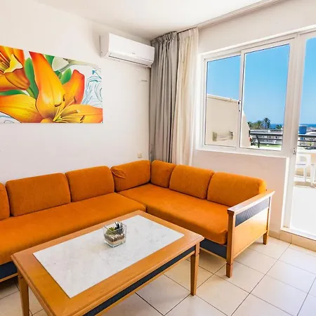 Апартаменты The House Of Nonni Ventura - Beachfront, Ocean View, Wi-fi, Aircon, Swimming Pool